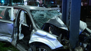 Νέα Σμύρνη: Αυτοκίνητο «Καρφώθηκε» Σε Κολώνα