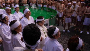 Ιαπωνία: Πιστοί Εξαγνίζονται Για Τη Νέα Χρονιά Σε Κρύα Νερά