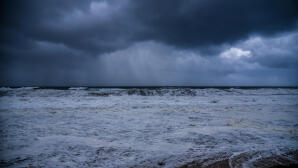 Άστρος: Χωρίς Τις Αισθήσεις Λιμενικός - Έπεσε Στη Θάλασσα