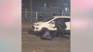 Τορίνο: Αστυνομικός χτυπά διαδηλωτή με σφυρί