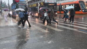 Καιρός: Δύο κακοκαιρίες, λασποβροχές και θυελλώδεις νοτιάδες