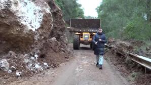 Κατολίσθηση Βράχων Έκλεισε Την Εθνική Οδό Πύργου - Τριπόλεως