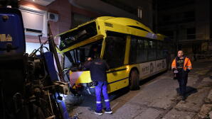 Πετράλωνα: Τρόλεϊ Έπεσε Σε Πολυκατοικία