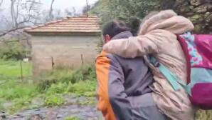 Κακοκαιρία Ηλεία: Μετέφεραν Τα Παιδιά Τους Στις Πλάτες Τους