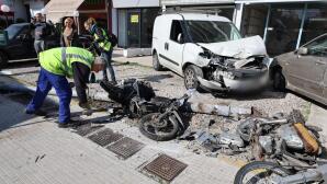 Θηβών: Η Στιγμή Του Τροχαίου Με Το Φορτηγάκι