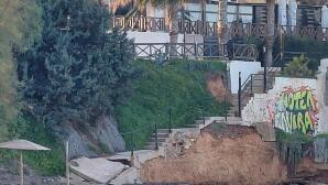 Σπασμένη η σκάλα που οδηγεί στην παραλία στο Μάτι μετά από βροχές