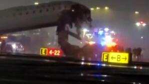 Νέα Υόρκη: Αεροπλάνο Συγκρούστηκε Με Όχημα Στο La Guardia