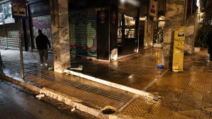 Αυτοκίνητο Έπεσε Σε Καφετέρια Στη Σόλωνος - Ένας Τραυματίας