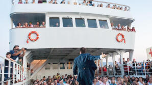 Η παράσταση Lemon στη Σαντορίνη (εν πλω)