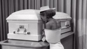 Ιnfluencer Ανέβασε Φωτογραφίες Με Το Φέρετρο Της Κόρης Της!