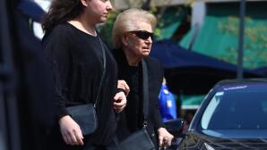 Κηδεία Μαρινέλλας: Yποβασταζόμενη η αδελφή της - Ζούσαν μαζί 45 χρόνια