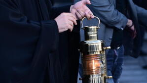 Άγιο Φως: Τι Ώρα Θα Φτάσει Στην Αθήνα;