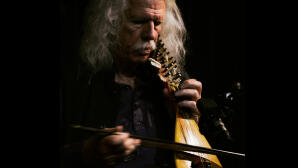 Ο Ross Daily σε μία διπλή συναυλία στο Theatre of NO