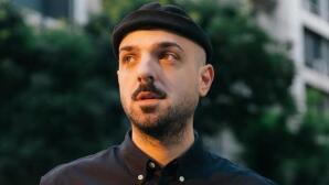 APON: Η Απίστευτη Ομοιότητα Με Τον Αδερφό Του, Σπύρο