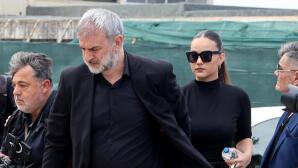 Κηδεία Μαστροκώστα: H Βικτώρια Δέλλα χέρι χέρι με τον πατέρα της
