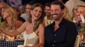 Γάμος Κωστοπούλου: Αλεξάνδρα και Τζένη Με Γαλάζια Φορέματα