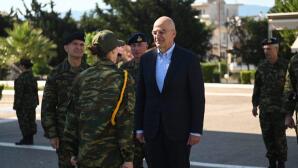 Ο Ν. Δένδιας με εθελόντριες γυναίκες στον Στρατό