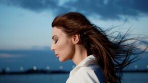 Κελεκίδου: Συγκινεί με το videoclip για το νέο τραγούδι