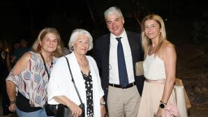 Θέμης Σοφός: Tα σπάνια στιγμιότυπα με τη μητέρα του & τις αδελφές του
