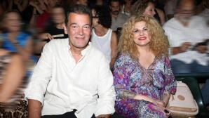 Καζάκος - Τρύπη: Καμάρωσαν την Κόρη τους, Τζένη, στο Θέατρο