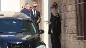 Κηδεία Καριέρε: Καταβεβλημένη Η Σύζυγός Του Έλενα Κατραβά