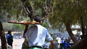 Εργοδότες Κρύβουν Εργαζόμενους Σε Φέρετρα Και Ψυγεία