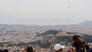 Καιρός: Ζέστη, αφρικανική σκόνη και άνεμοι έως 7 μποφόρ σήμερα