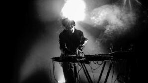 Mέσα στο σκοτάδι, έξω στη σιωπή: Ο Βuzz Kull στο Death Disco