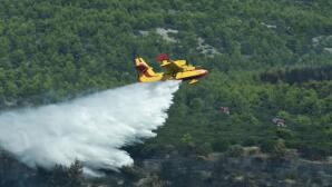 Φωτιά στο Διμηνιό Κορινθίας - Επιχειρεί και ένα ελικόπτερο
