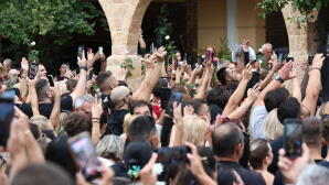 Μαζωνάκης: Στην Εκκλησία Η Σορός - Πλήθος Κόσμου Στη Νίκαια