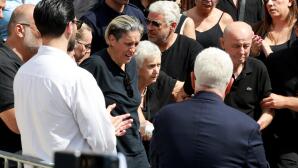 Κηδεία Μαζωνάκη: Σε Σοκ Η Οικογένεια Έξω Από Την Εκκλησία