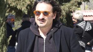 Xαραλαμπόπουλος: Μοίρασε Τριαντάφυλλα Στους Συναδέλφους Του