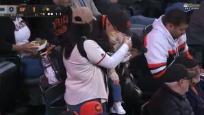Viral βίντεο με μαμά στον αγώνα των Giants – Η απάντησή της