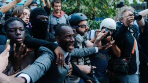 Γαλλία: Δήμαρχος Σεν-Ντενί μπροστά σε μαθητές και δακρυγόνα