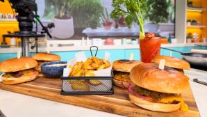 Burger και Bloody Mary