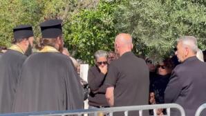 Μαζωνάκης: Ράκος Στο Μνήμα Η Μαμά και Οι Αδερφές Του