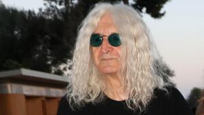 H πρώτη εμφάνιση του Νίκου Καρβέλα - Σε ποιο νησί βρίσκεται
