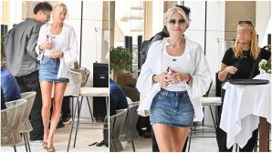 Φαίη Σκορδά: To casual chic look της με super mini denim φούστα