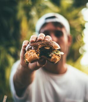 Κορωπί: Challenge Με Μπέργκερ Έστειλε Στην Εντατική 22χρονο