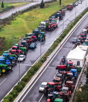 Αγρότες: Παραμερίζουν Τα Τρακτέρ Για Τους Ταξιδιώτες