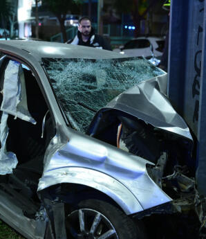 Νέα Σμύρνη: Αυτοκίνητο «Καρφώθηκε» Σε Κολώνα