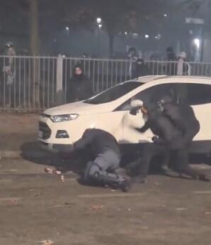 Τορίνο: Αστυνομικός χτυπά διαδηλωτή με σφυρί