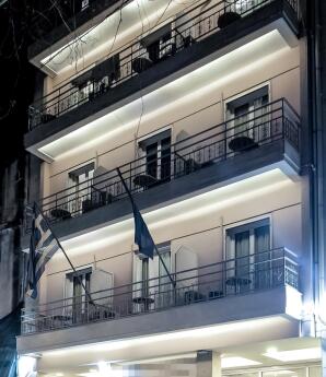 Ομόνοια: Νεκρός 15χρονος Από Τη Γαλλία - Έπεσε Από Μπαλκόνι