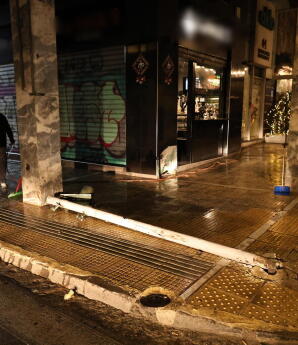 Αυτοκίνητο Έπεσε Σε Καφετέρια Στη Σόλωνος - Ένας Τραυματίας