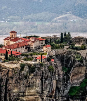 Μετέωρα: Γυναίκα πήδηξε τα κάγκελα Μονής και βρέθηκε στο κενό