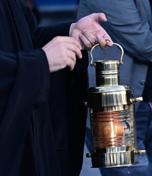 Άγιο Φως: Τι Ώρα Θα Φτάσει Στην Αθήνα;