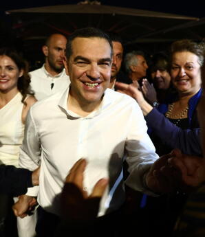 Μπέττυ Μπαζιάνα: Στο Πλευρό Του Αλέξη Τσίπρα Στο Θησείο