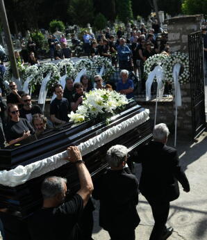 Θρήνος Στην Κηδεία Του Μάριου Οικονόμου Στα Ιωάννινα