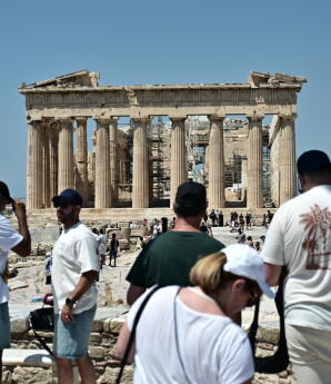 Ακρόπολη: Άνδρας Επιτέθηκε Με Μαχαίρι Σε Τουρίστες