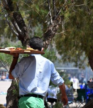 Εργοδότες Κρύβουν Εργαζόμενους Σε Φέρετρα Και Ψυγεία